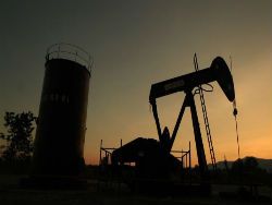 Саудовская Аравия обваливает цены на нефть