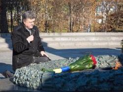 Порошенко: не дать начать третье всемирное безумство