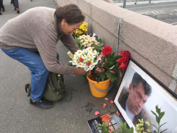 Склонив голову&hellip;