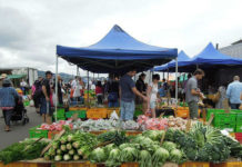 В курортных городах Крыма в разгар сезона снизили цены на фрукты и овощи