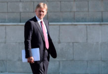 Песков заявил, что не намерен комментировать действия своих детей