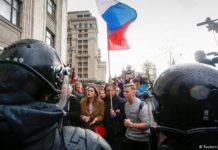 На Манежной площади в Москве вновь задержали сторонников Навального