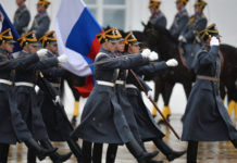Последняя в году церемония развода караулов прошла в Кремле: посмотреть уникальное выступление, несмотря на непогоду, пришло много зрителей