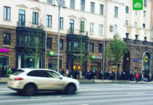 «Мистер Икс» пришел в Россию: первое место в очереди за новинкой в Москве продают за 300 тысяч рублей