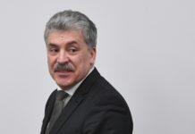 Фото Грудинина со сбритыми усами оказалось фейком