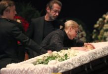 Как прошли прощание и похороны Олега Табакова: отпевание Табакова прошло в закрытом режиме, священнику угрожают расправой