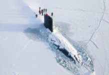 В Сети появилось видео, как американская подлодка застряла во льдах Арктики