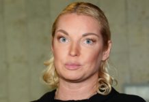 «Как не стыдно?»: Фанаты попросили Анастасию Волочкову не оголяться при дочери