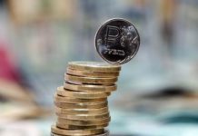 Из-за резкого скачка курса валют в России подорожают отдых, техника, машины и еда