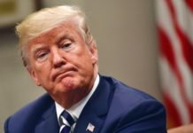 В сети посмеялись над Трампом за неуверенные попытки взять жену за руку