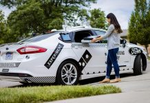 Новые автомобили Ford начали развозить пиццу на автопилоте
