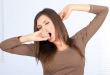 Медики объяснили, почему люди зевают