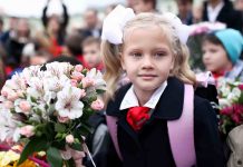 Поздравления учителям с 1 сентября 2018 от учеников и родителей — в прозе, стихах и короткие смс. С Днем знаний коллегам