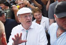 Жириновский подрался в толпе на Пушкинской площади в Москве