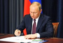 Пенсионная реформа в России после подписи В. В. Путина в 2018 году вступает в силу с 1 января 2019 года и предусматривает повышение возраста по выходу на пенсию