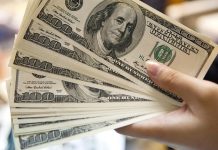 Курс доллара опустился ниже 65 рублей впервые с 1 октября