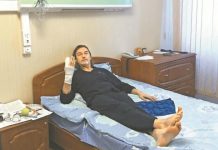 Никас Сафронов обратился со своим пальцем к народным целителям