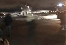 Самолет с пассажирами упал на брюхо в Якутске, инцидент попал на видео