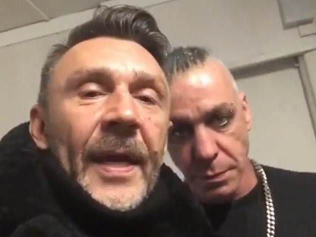 Шнуров показал, как лидер Rammstein нецензурно выражается по-русски