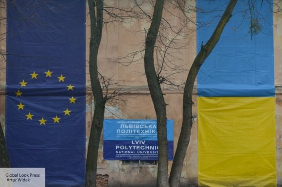 Хотели быть европейцами, а перестали быть людьми: украинский блогер раскритиковал неудачные попытки снести памятник советским солдатам во Львове