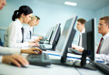 Названы опасности сидячей работы и постоянного контакта с гаджетами