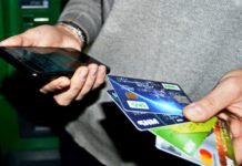 Кражи денег с банковских карт увеличились в 4 раза банкомат