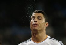 ФИФА готова наказывать плюющихся футболистов футболист