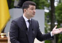Уровень доверия к Зеленскому за год упал на 43% и впервые стал негативным — опрос президент