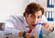 Медики бьют тревогу: люди отказываются от обеденных перерывов на работе перекус