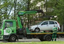 За что могут оштрафовать во дворе дома и во сколько обойдется мойка машины на газоне и парковка на детской площадке штрафы