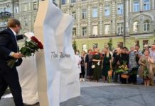 В центре Киева открыли памятник Павлу Шеремету открытие мемориала