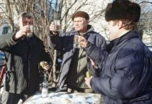 Третьим будешь: Помогало ли подорожание водки в борьбе с пьянством за столиком