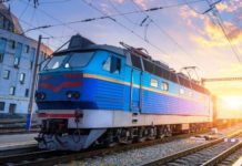 Режут зарплату. Почему с Укрзализныци увольняются люди железнодорожный локомотив