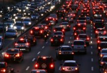 Быстрее новых: подержанные авто подорожали на 16% поток машин