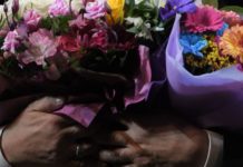 Что делают артисты с подаренными цветами? букет артисту