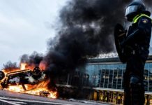 Неравенство вакцин: что связывает протесты в Европе и на Кавказе голландский полицейский