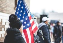 Опрос Gallup: 77% жителей США негативно относятся к России американцы с флагом