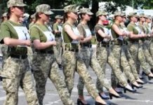 Строем на каблуках: почему в Украине случился скандал из-за женских туфель женщины-кадеты на плацу