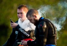 Плюсы сигареты «Эльфбар» молодежь на отдыхе