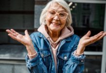 5 супер-модных нарядов осень-зима 2021/2022 для женщин 60+ бабушка в толстовке