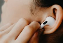 Наушники Apple AirPods научатся распознавать своего владельца Apple AirPods в работе