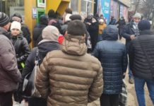 Дизель по 40 и дефицит хлеба: что происходит в украинских магазинах, аптеках и на АЗС очередь в банкомат