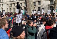 В Англии британцы вышли на протесты против роста цен на энергоресурсы протестующие в Лондоне
