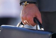 Потеря доверия: инвесторы распродают госдолг США владельцы ценных бумаг США