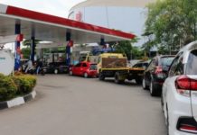 Черный рынок топлива во Франции: забастовка на НПЗ и дефицит на АЗС очереди на АЗС во Франции