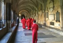 Христиане в Англии и Уэльсе больше не составляют большинства христиане в Великобритании
