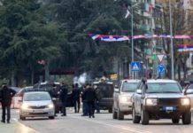 Грузовики на улицах: сербы возвели баррикады в Митровице баррикады на косовско-сербской границе