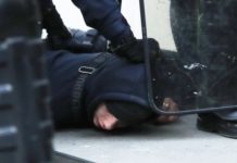 Столкновения в Париже: полиция атакует протестующих задержание протестующего