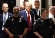 Дональду Трампу предъявлено официальное обвинение Трамп в суде на Манхэттене