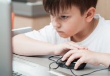 Тревожное поколение: как бороться с эпидемией интернет зависимости зависимость детей от детей смартфона